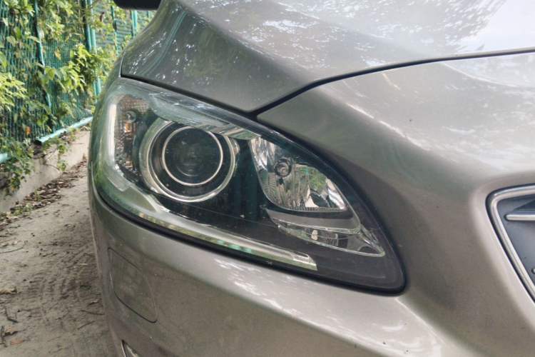 Used Volvo S60 2015 S60L 2.0T Zhiyuan Edition Right Front Headlight