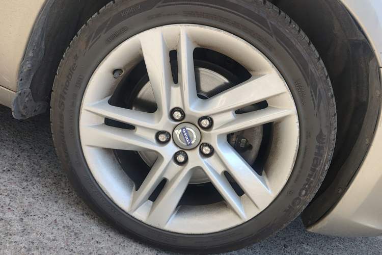 Used Volvo S60 2015 S60L T5 Intelligent Drive Edition Right Front Wheel Hub