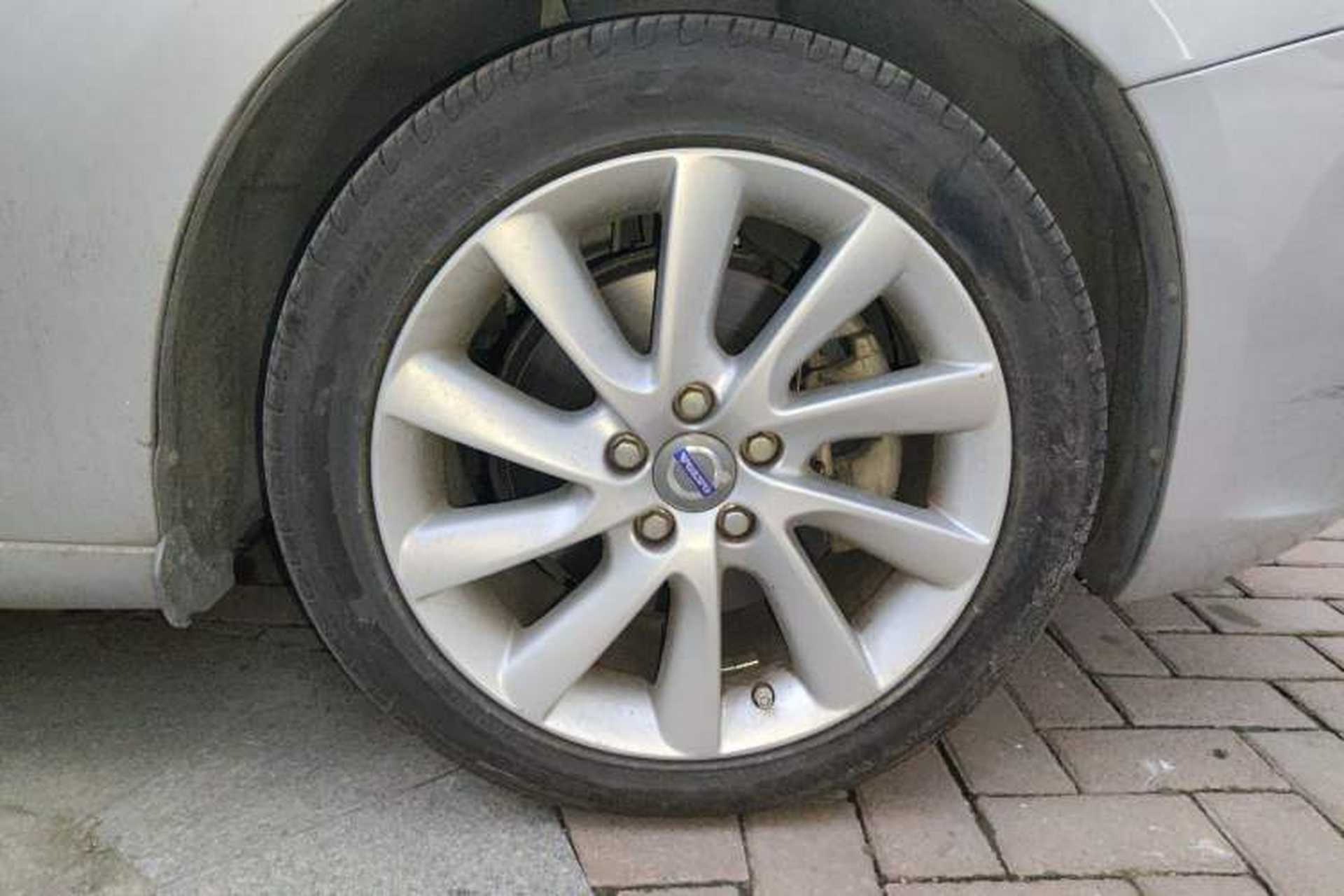 Used Volvo S60 2015 S60L 2.0T Zhiyuan Edition Right Front Wheel Hub
