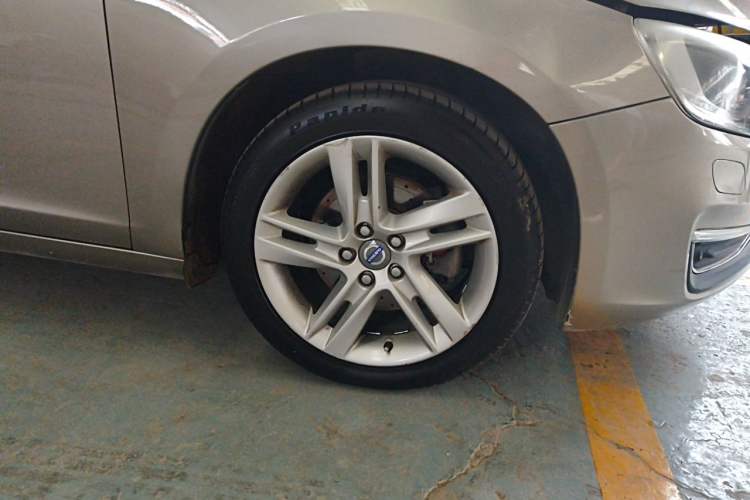 Used Volvo S60 2015 S60L T5 Intelligent Drive Edition Right Front Wheel Hub