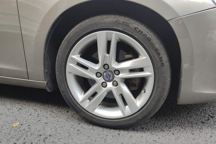 Used Volvo S60 2015 S60L T5 Intelligent Drive Edition Right Front Wheel Hub