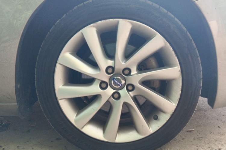 Used Volvo S60 2015 S60L 2.0T Zhiyuan Edition Right Front Wheel Hub