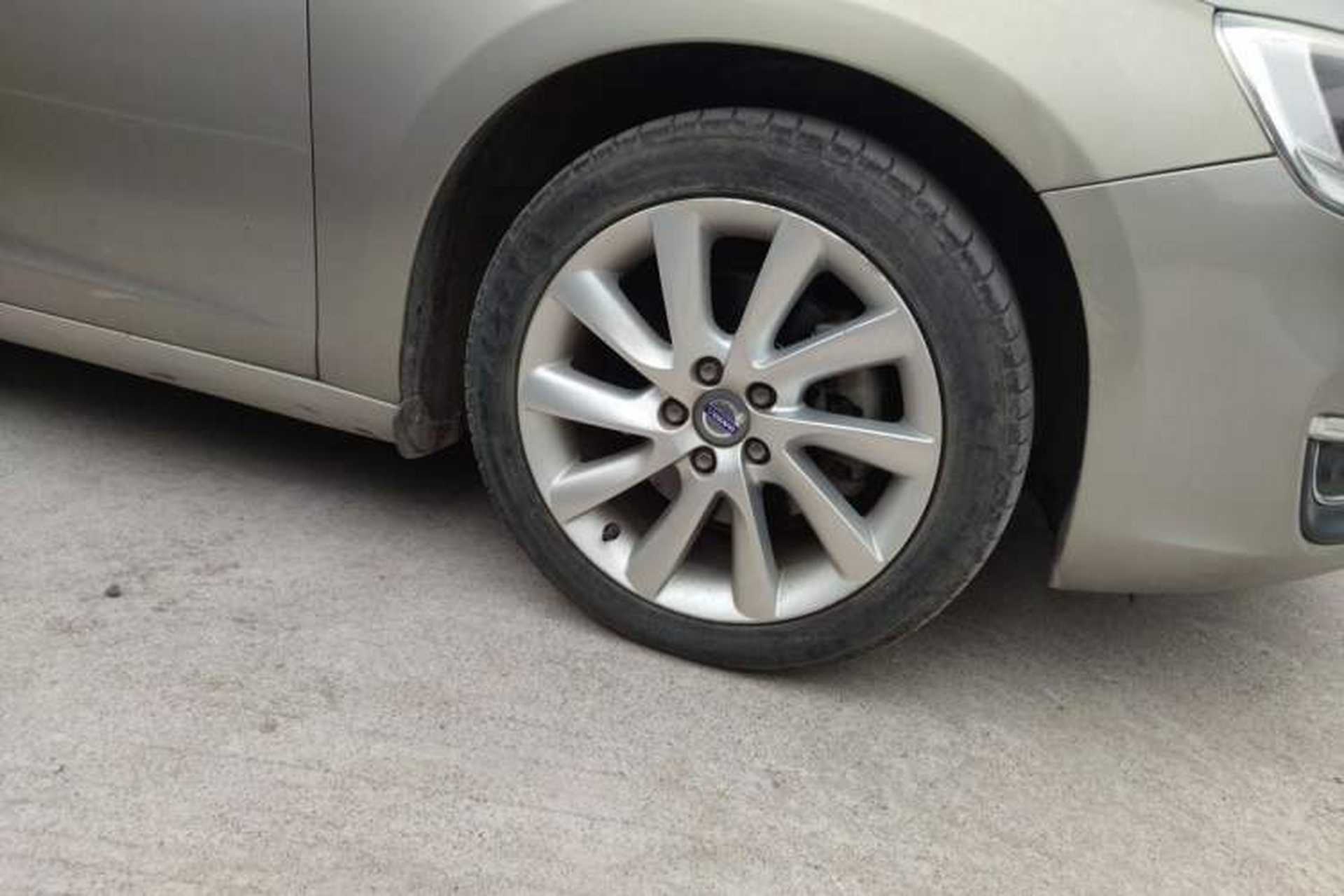 Used Volvo S60 2015 S60L 2.0T Zhiyuan Edition Right Front Wheel Hub