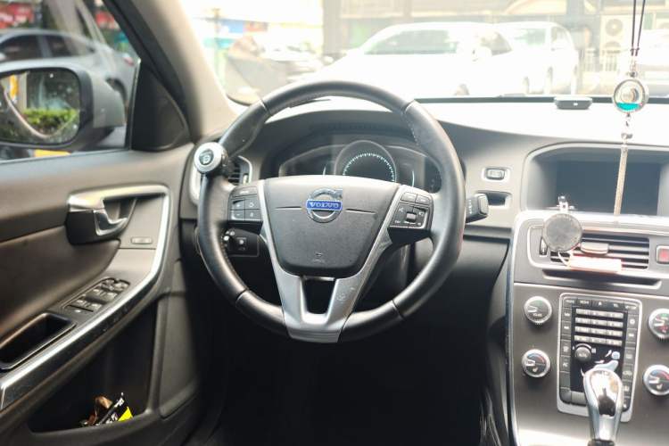 Used Volvo S60 2015 S60L T5 Intelligent Drive Edition Steering Wheel