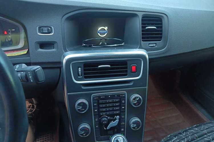 Used Volvo S60 2015 S60L T5 Intelligent Drive Edition Audio And AC Panel