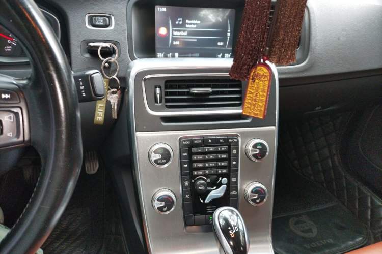 Used Volvo S60 2015 S60L 2.0T Zhiyuan Edition Audio And AC Panel
