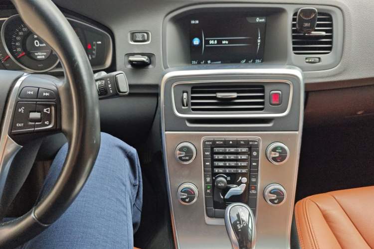Used Volvo S60 2015 S60L 2.0T Zhiyuan Edition Audio And AC Panel