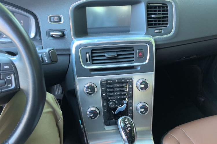 Used Volvo S60 2015 S60L 2.0T Zhiyuan Edition Audio And AC Panel