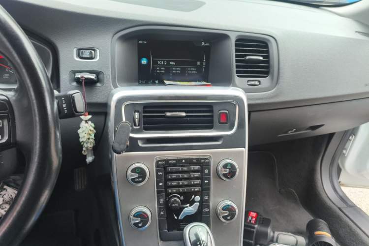 Used Volvo S60 2015 S60L 2.0T Zhiyuan Edition Audio And AC Panel