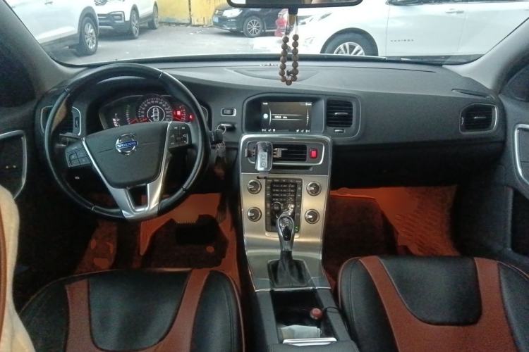 Used Volvo S60 2015 S60L 2.0T Zhiyuan Edition Center Console