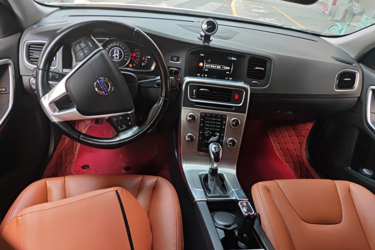 Used Volvo S60 2015 S60L 2.0T Zhiyuan Edition Center Console