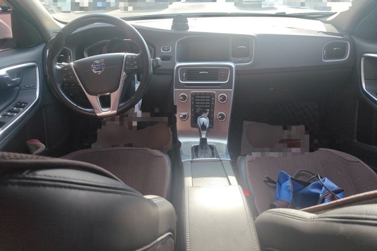Used Volvo S60  Center Console
