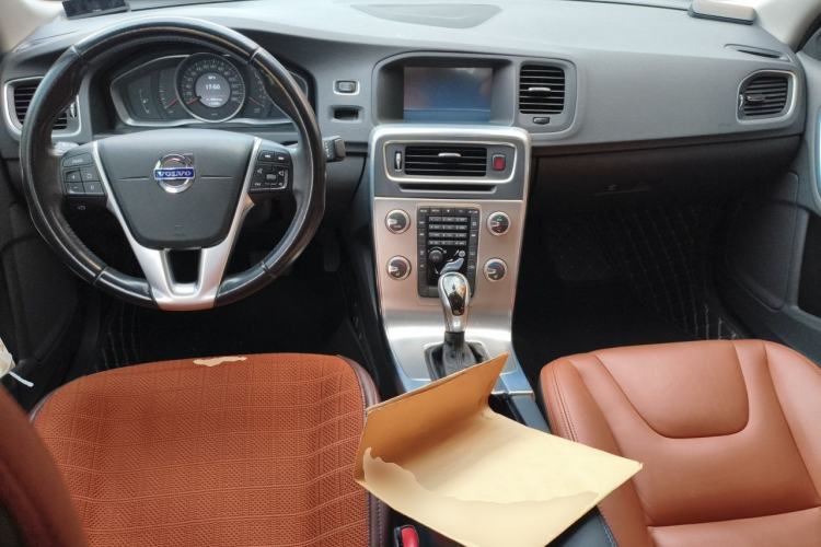 Used Volvo S60 2015 S60L 2.0T Zhiyuan Edition Center Console