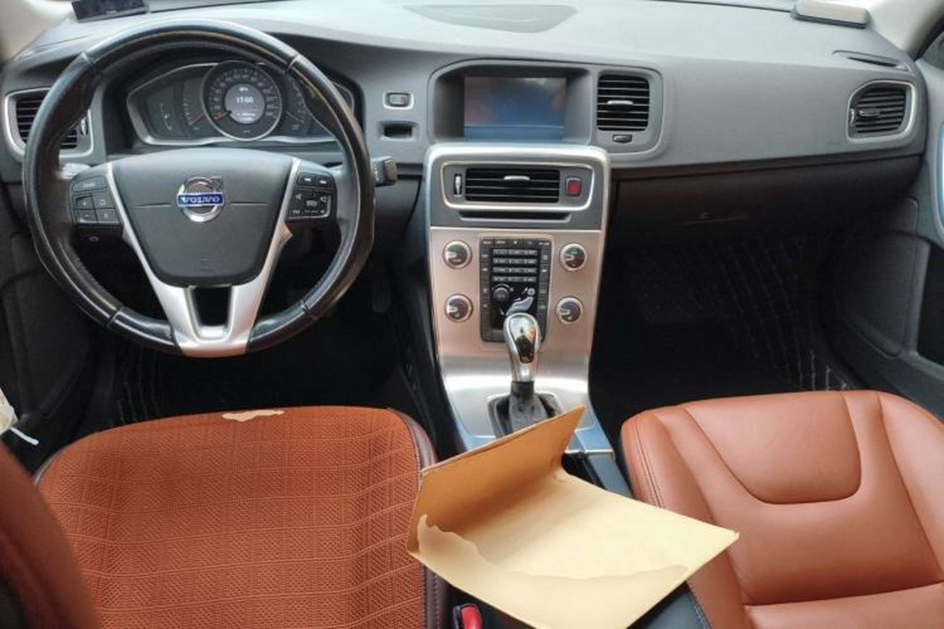 Used Volvo S60 2015 S60L 2.0T Zhiyuan Edition Center Console