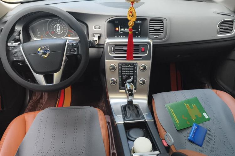 Used Volvo S60 2015 S60L 2.0T Zhiyuan Edition Center Console