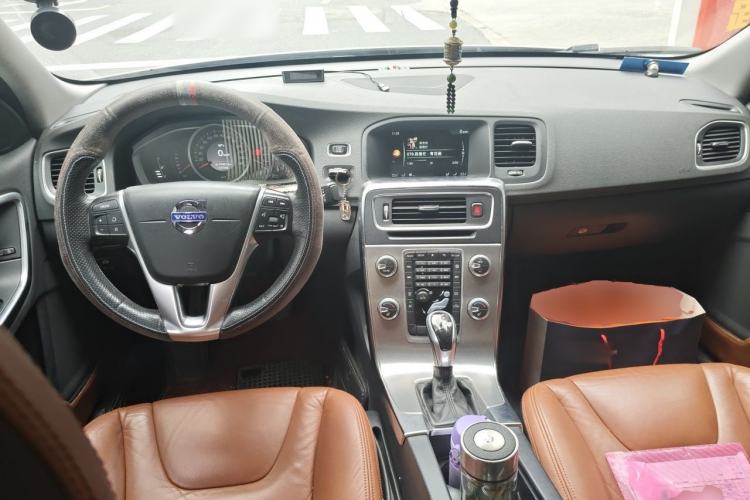 Used Volvo S60 2015 S60L 2.0T Zhiyuan Edition Center Console