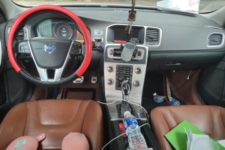 Used Volvo S60 2015 S60L 2.0T Zhiyuan Edition Center Console