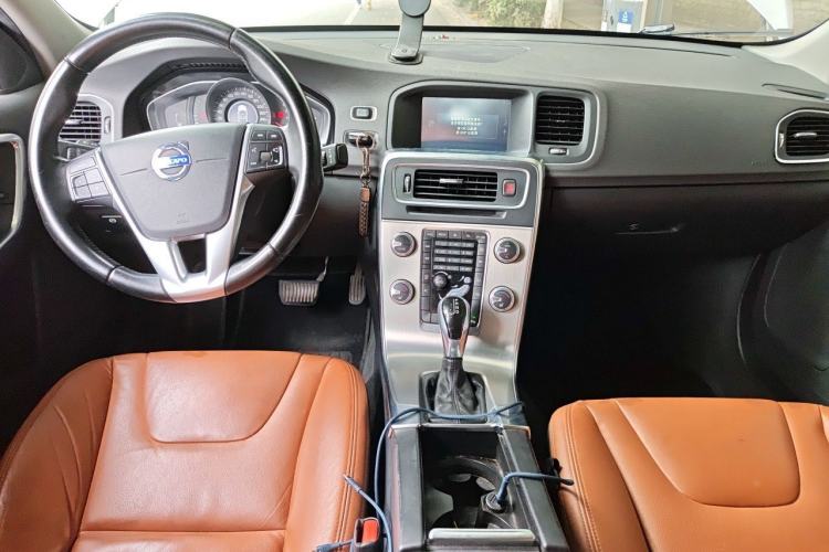 Used Volvo S60 2015 S60L 2.0T Zhiyuan Edition Center Console