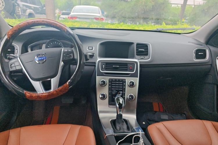 Used Volvo S60 2015 S60L 2.0T Zhiyuan Edition Center Console