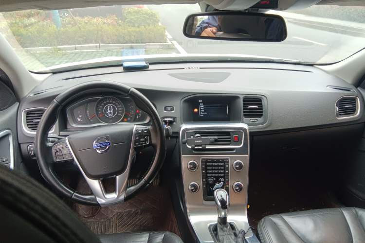 Used Volvo S60 2015 S60L 2.0T Zhiyuan Edition Center Console