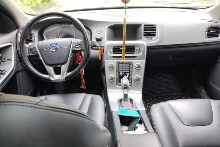 Used Volvo S60 2015 S60L 2.0T Zhiyuan Edition Center Console