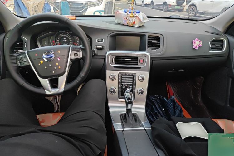 Used Volvo S60 2015 S60L 2.0T Zhiyuan Edition Center Console