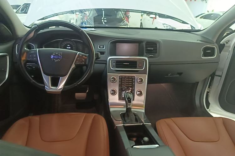 Used Volvo S60 2015 S60L 2.0T Zhiyuan Edition Center Console