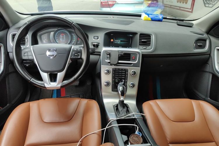Used Volvo S60 2015 S60L 2.0T Zhiyuan Edition Center Console
