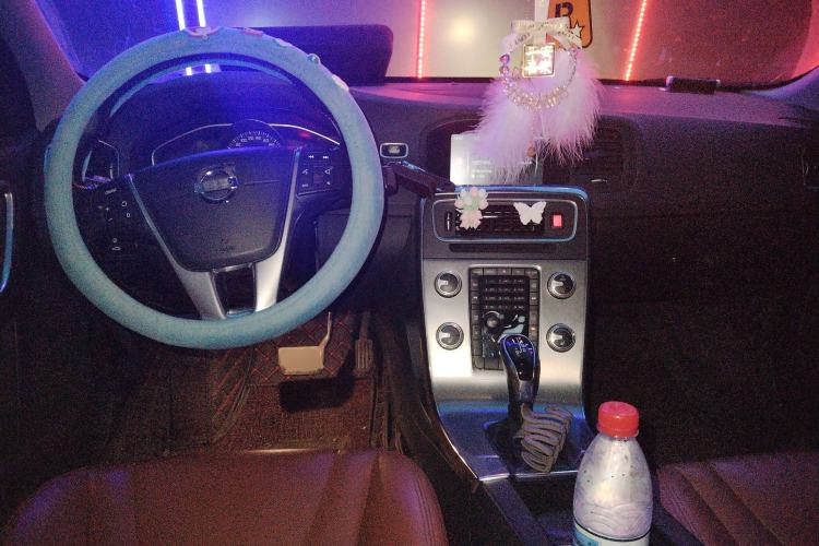 Used Volvo S60 2015 S60L 2.0T Zhiyuan Edition Center Console