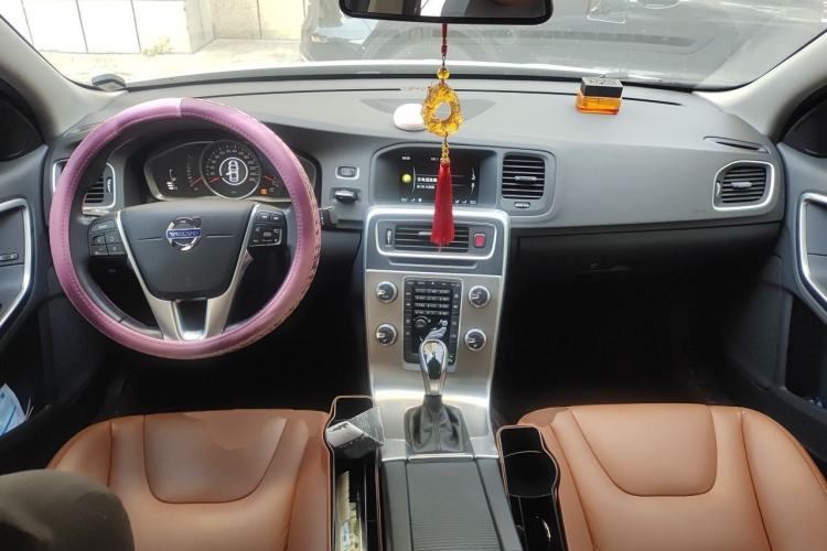 Used Volvo S60 2015 S60L 2.0T Zhiyuan Edition Center Console