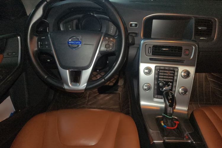 Used Volvo S60 2015 S60L 2.0T Zhiyuan Edition Center Console