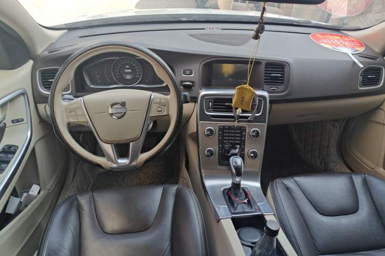 Used Volvo S60 2015 S60L 2.0T Zhiyuan Edition Center Console