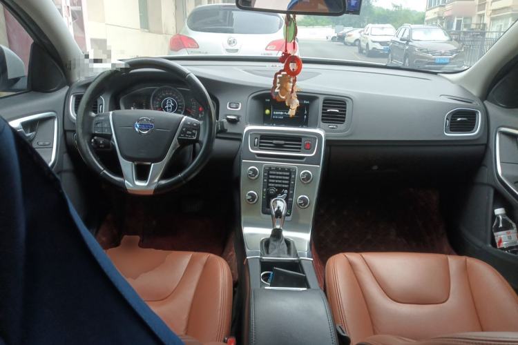 Used Volvo S60 2015 S60L 2.0T Zhiyuan Edition Center Console