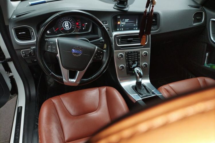 Used Volvo S60 2015 S60L 2.0T Zhiyuan Edition Center Console