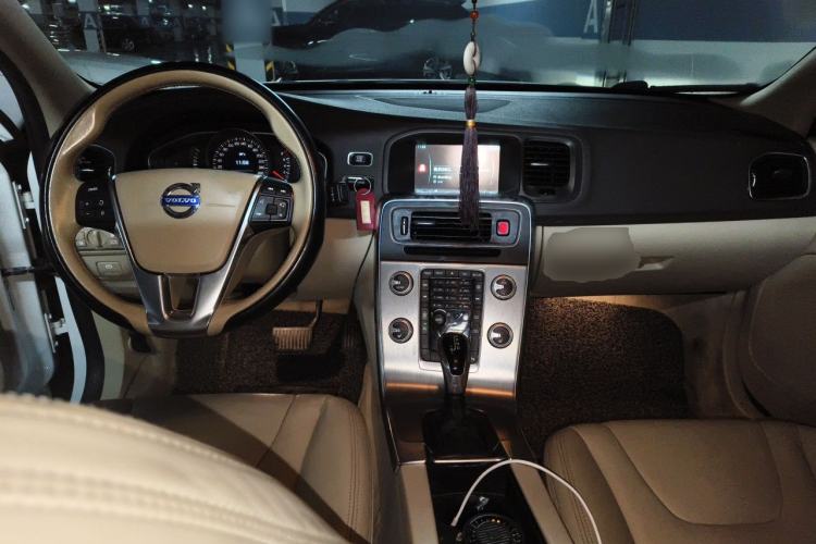 Used Volvo S60 2015 S60L 2.0T Zhiyuan Edition Center Console