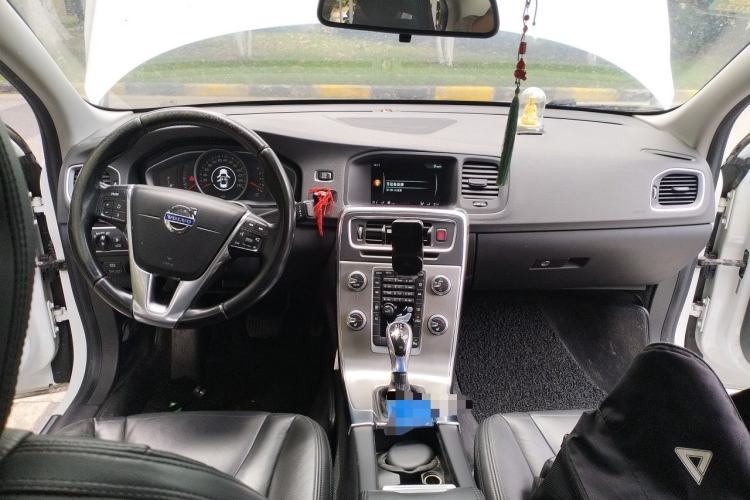Used Volvo S60 2015 S60L 2.0T Zhiyuan Edition Center Console