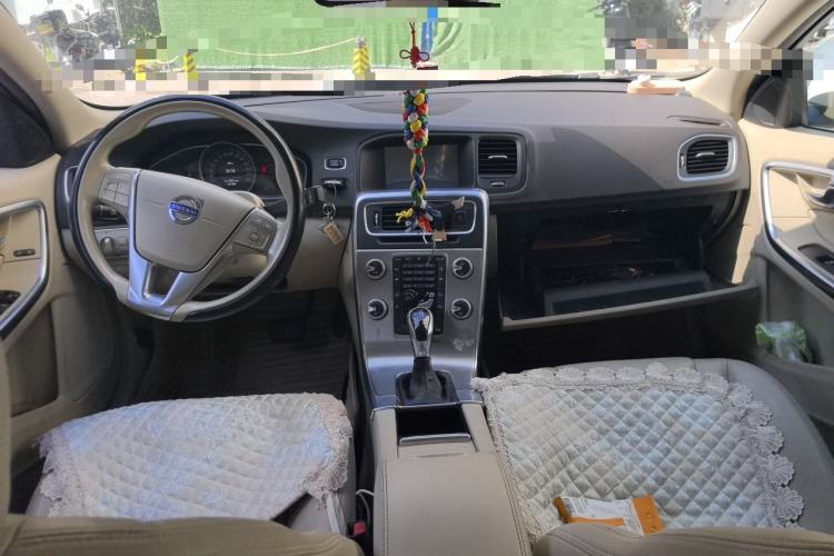 Used Volvo S60 2015 S60L 2.0T Zhiyuan Edition Center Console