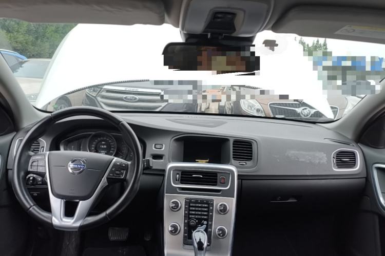 Used Volvo S60 2015 S60L 2.0T Zhiyuan Edition Center Console