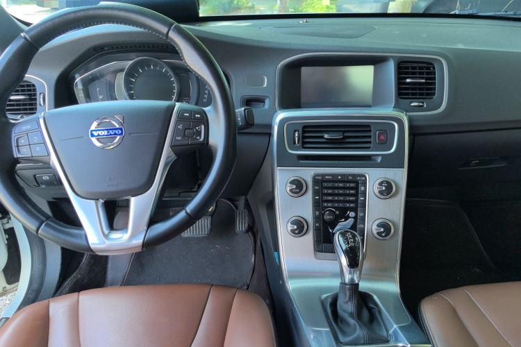Used Volvo S60 2015 S60L 2.0T Zhiyuan Edition Center Console
