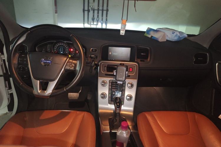 Used Volvo S60 2015 S60L 2.0T Zhiyuan Edition Center Console