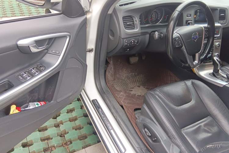 Used Volvo S60 2015 S60L 2.0T Zhiyuan Edition Driver Seat