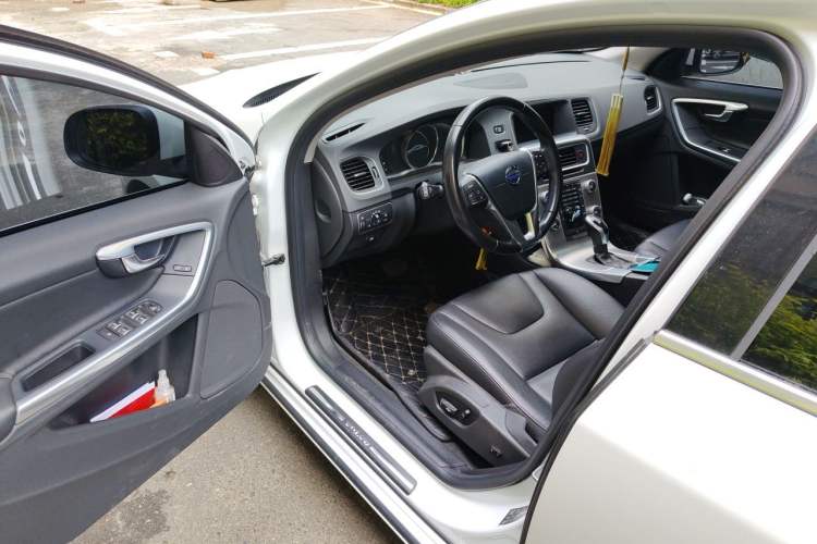 Used Volvo S60 2015 S60L 2.0T Zhiyuan Edition Driver Seat