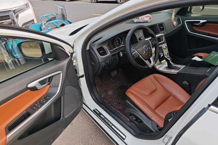 Used Volvo S60 2015 S60L 2.0T Zhiyuan Edition Driver Seat