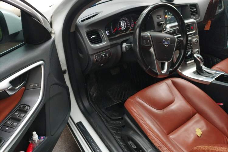 Used Volvo S60 2015 S60L 2.0T Zhiyuan Edition Driver Seat