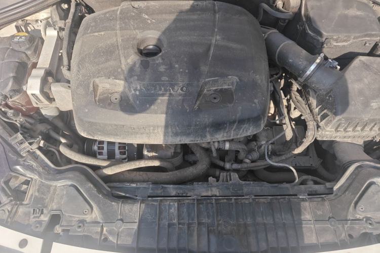 Used Volvo S60  Engine Bay