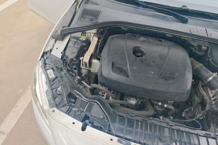 Used Volvo S60 2015 S60L 2.0T Zhiyuan Edition Engine Bay Right
