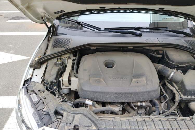 Used Volvo S60 2015 S60L 2.0T Zhiyuan Edition Engine Bay Right