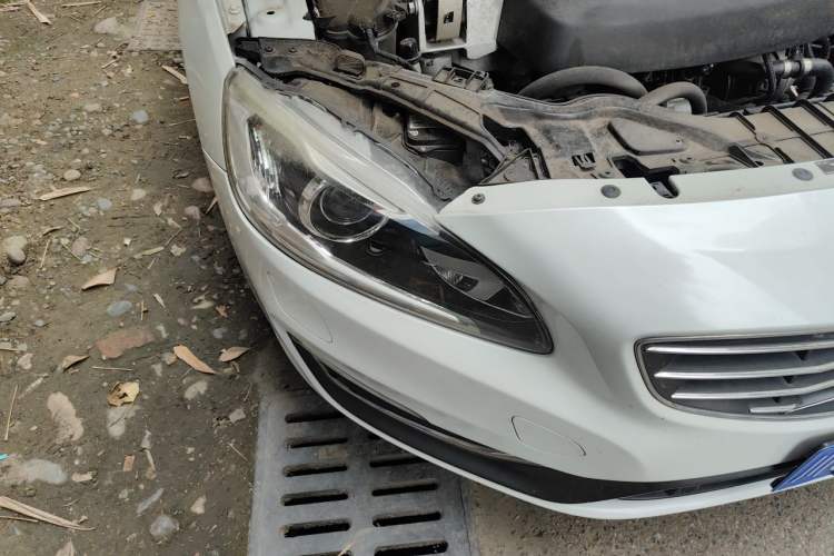Used Volvo S60 2015 S60L 2.0T Zhiyuan Edition Engine Bay Right