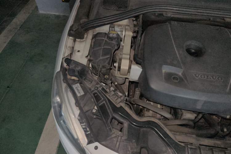 Used Volvo S60 2015 S60L 2.0T Zhiyuan Edition Engine Bay Right