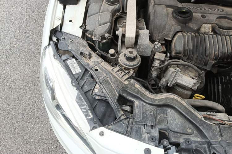 Used Volvo S60 2015 S60L 2.0T Zhiyuan Edition Engine Bay Right